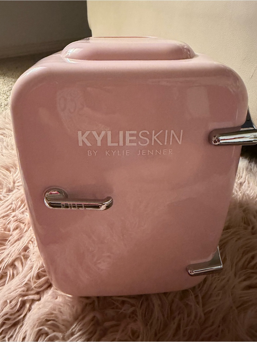 KYLIESKIN Mini Skincare Fridge - Pink
